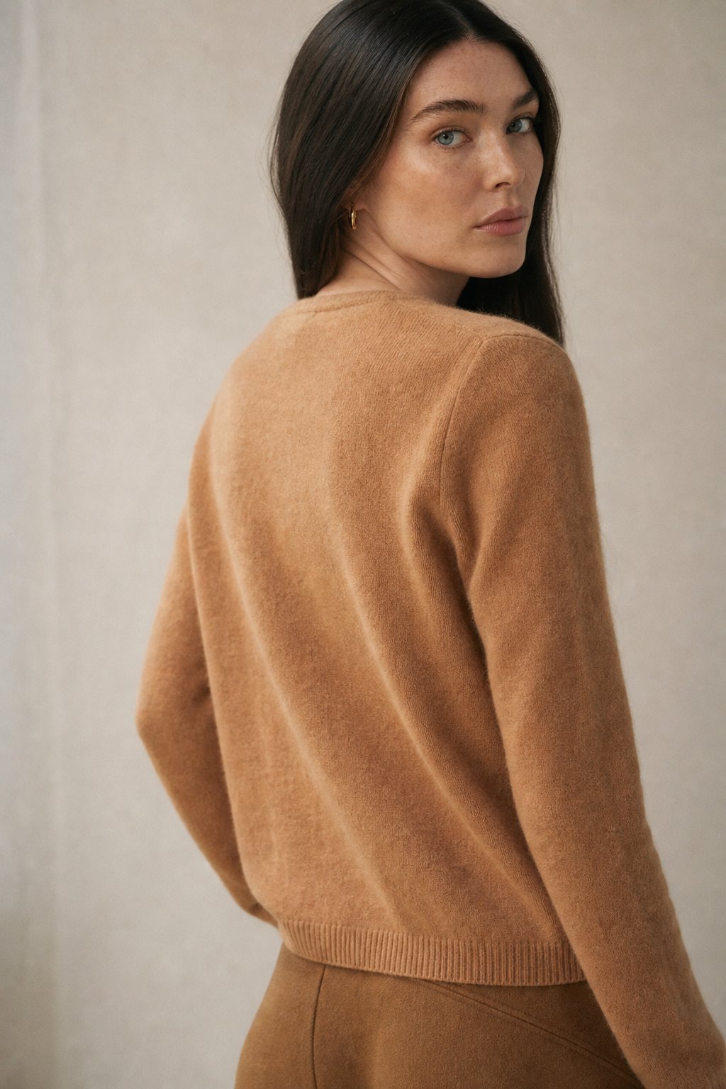 Anouk | Round Neck Pearl Button Cashmere Knit Cardigan - View 9